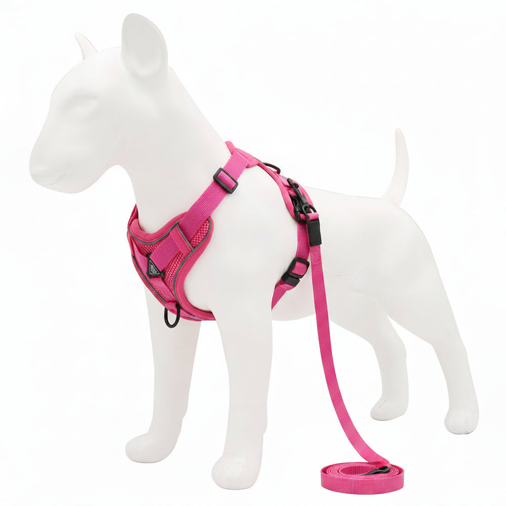 Pink dog harness with 15m traction rope on a white mannequin, with an inset showing the harness on a dog.